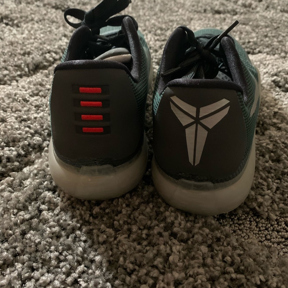 Boys size 7 Kobe basketball sneakers